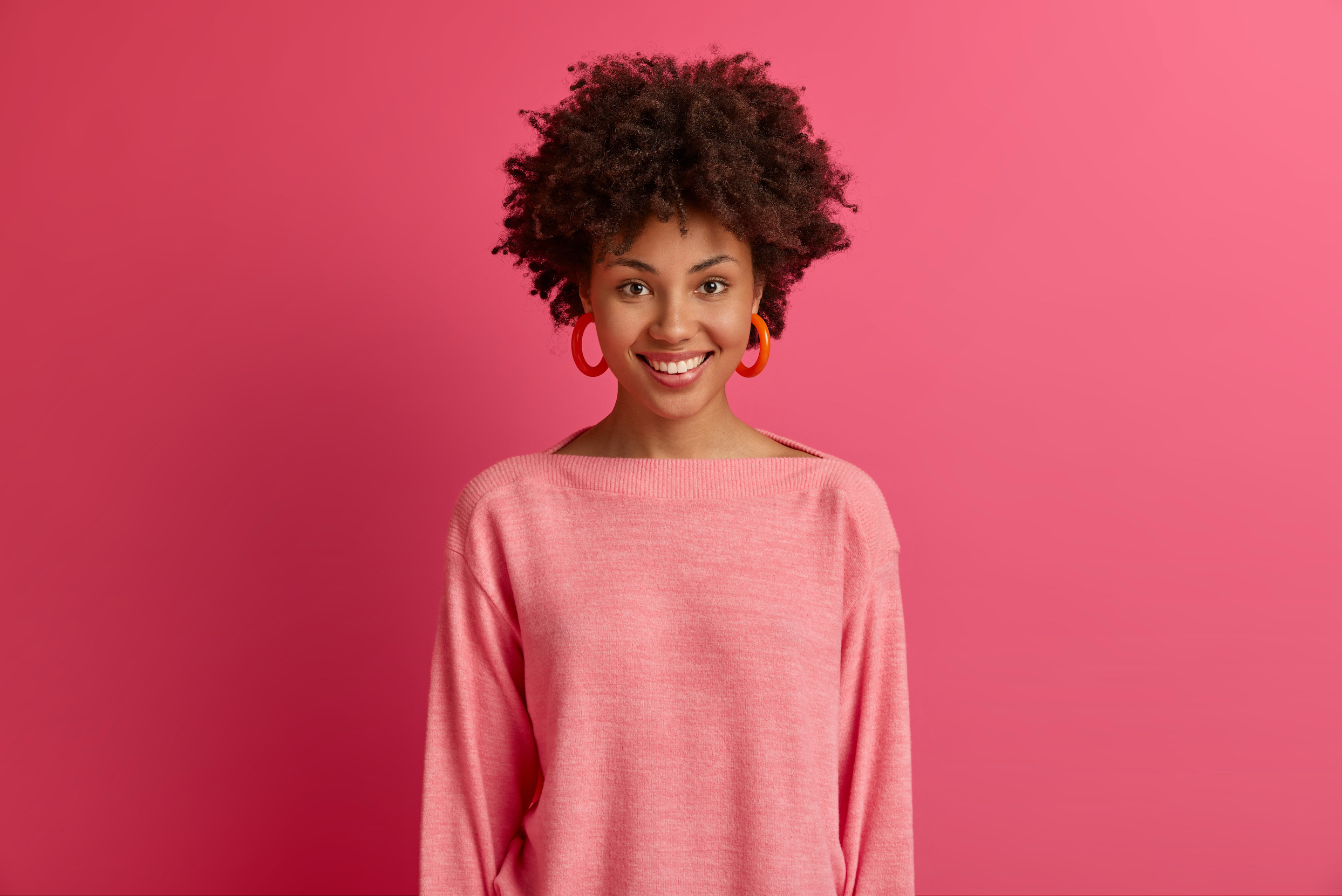 glow-premium-eclaircissant-close-up-young-attractive-charismatic-woman-isolated